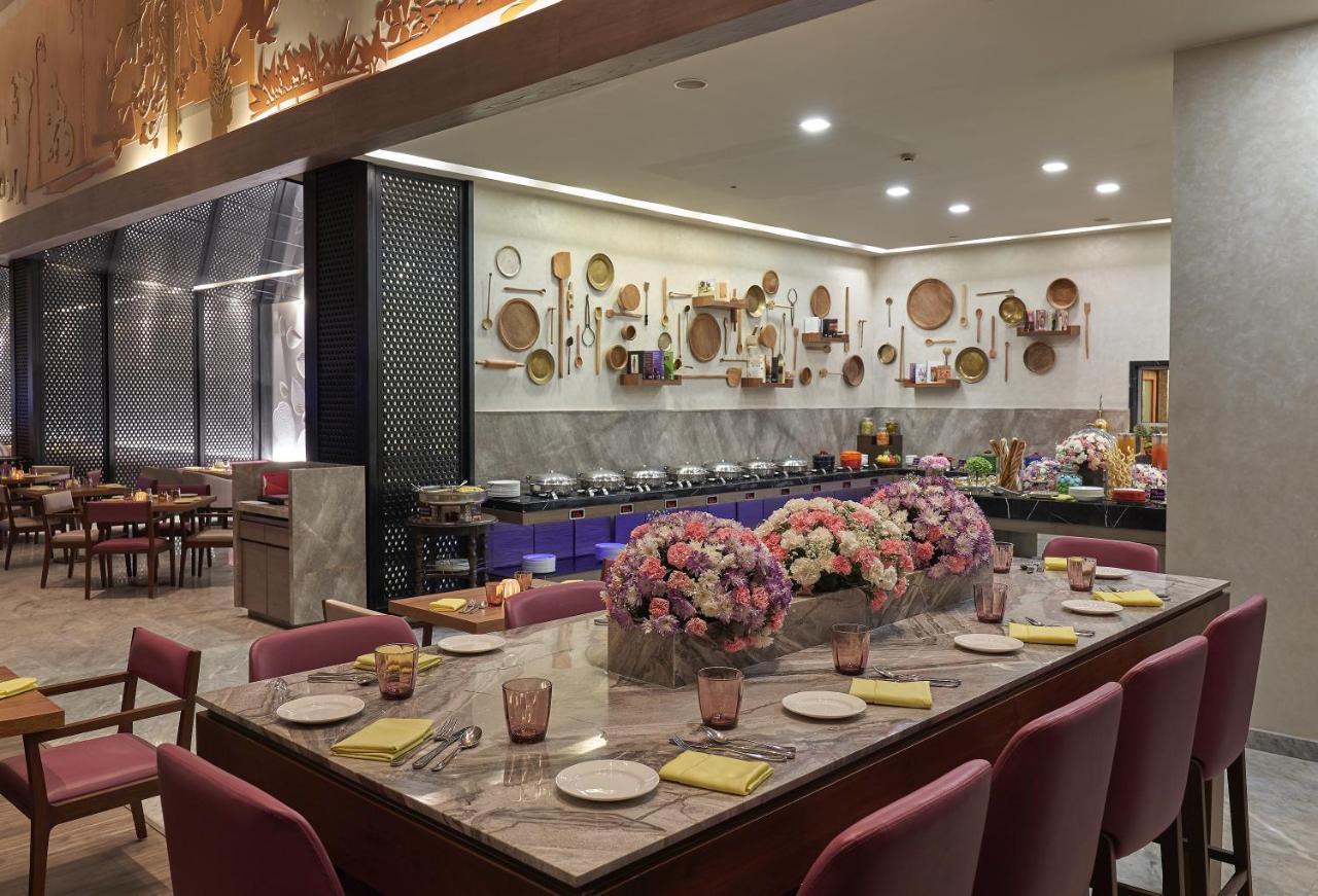 Vivanta Kolkata Em Bypass Eksteriør billede The buffet at the hotel