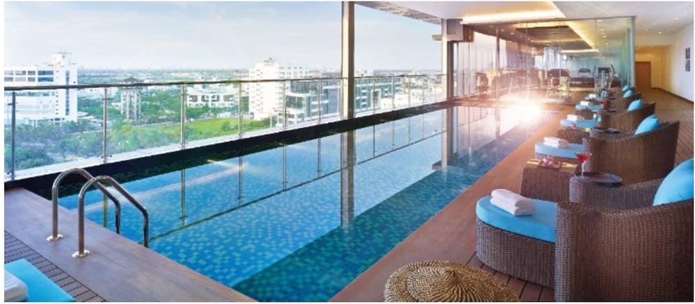 Vivanta Kolkata Em Bypass Eksteriør billede The swimming pool at the 10th floor