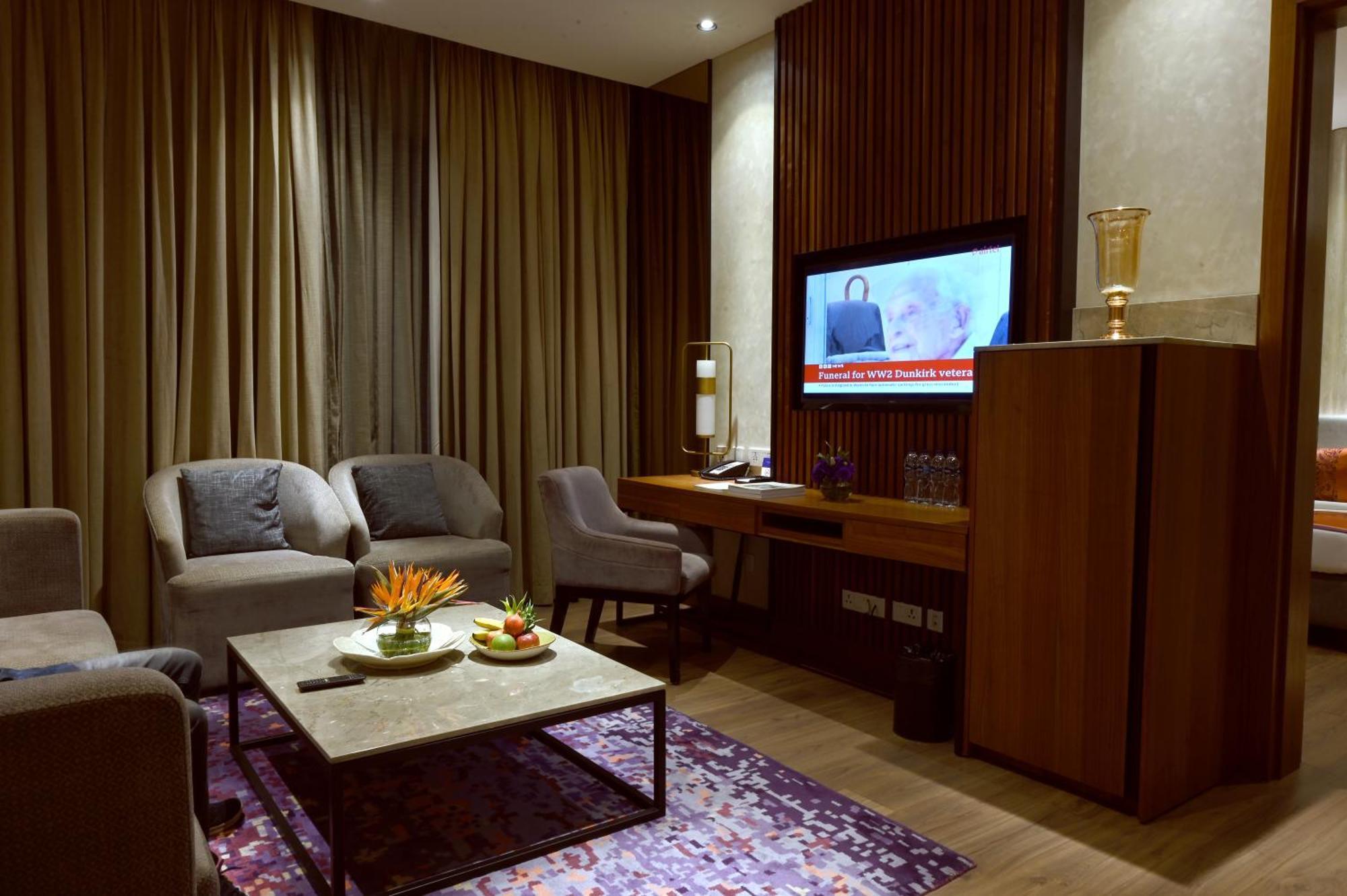 Vivanta Kolkata Em Bypass Eksteriør billede Living room of a suite at the hotel