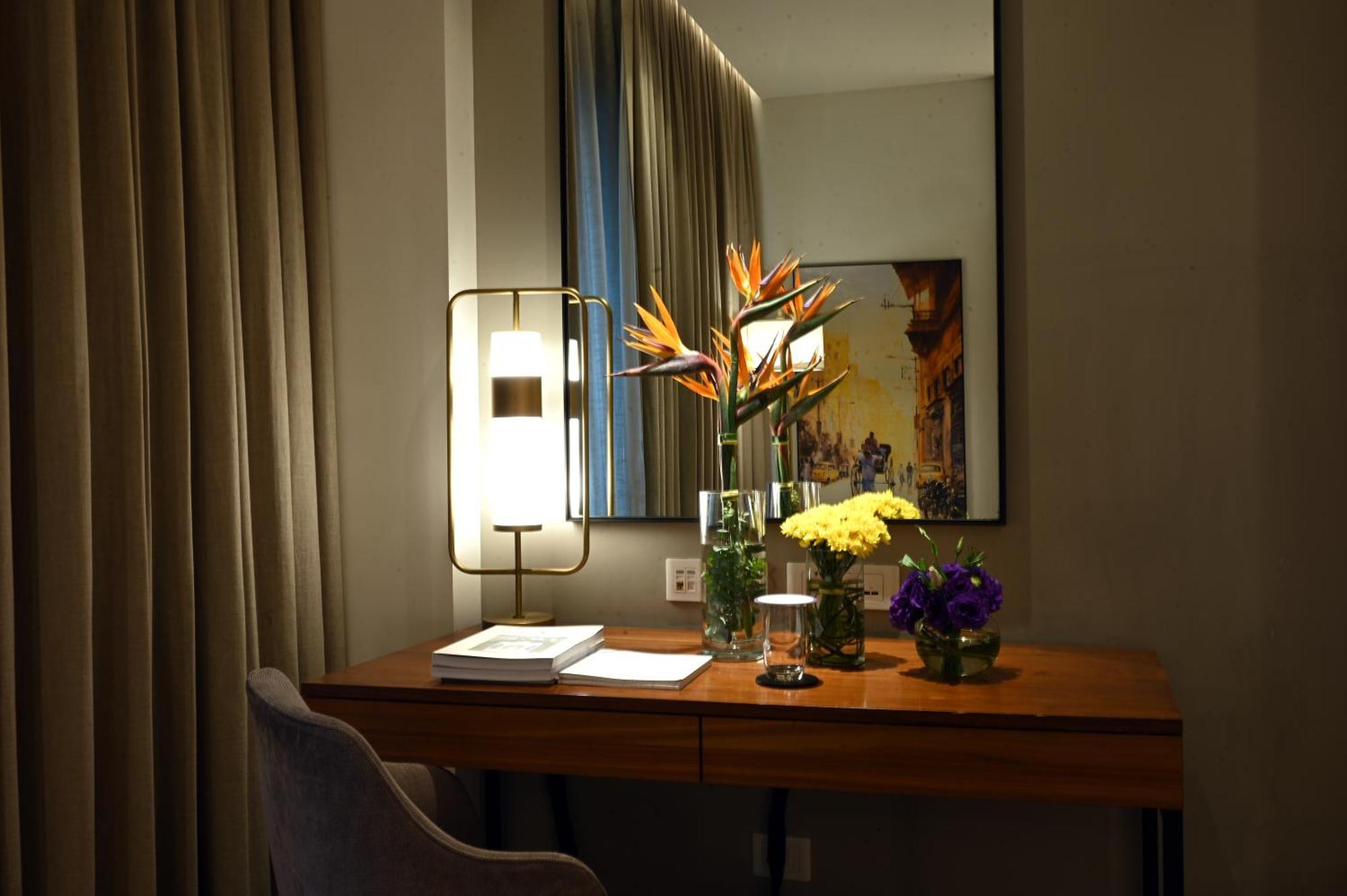 Vivanta Kolkata Em Bypass Eksteriør billede A desk in a hotel room