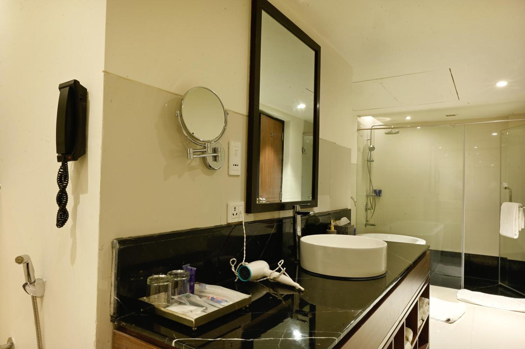 Vivanta Kolkata Em Bypass Eksteriør billede Bathroom